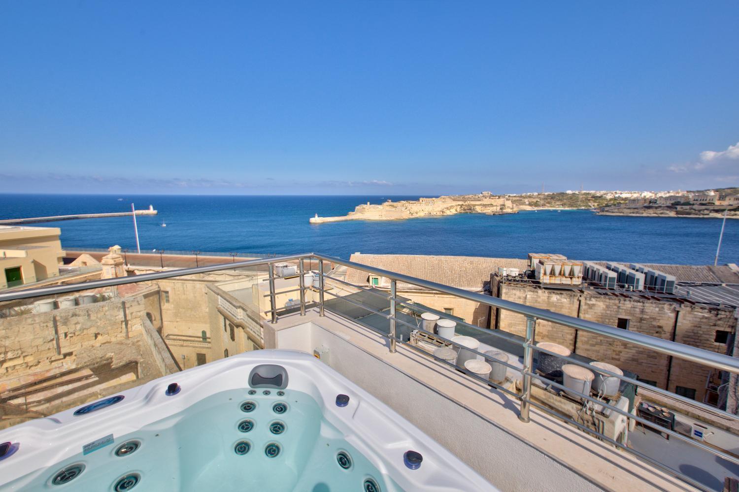 Valletta Luxury 4-Bedroom Duplex With Stunning Sea Views Private Terrace And Jacuzzi מראה חיצוני תמונה